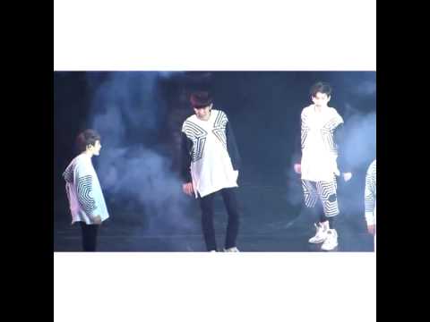 EXO chanyeol laughing at D.O cute mistake