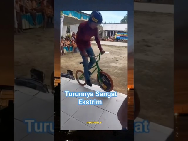 Atraksi Sepeda BMX Menaiki Tangga🗿🤣 ​#comedy  #memes #tipeketawa #funny #ngakak #lucu