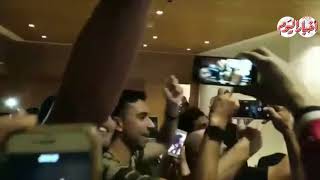 أخبار اليوم | استقبال الجماهير لـ محمد صلاح في فندق اقامة المنتخب ...