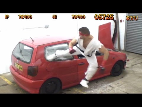 Каратист крши кола со голи раце, како бонус нивото во легендарната игра Street Fighter