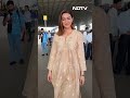 Kriti Sanon Shows Her Favourite Pose At The Airport  - 00:47 min - News - Video