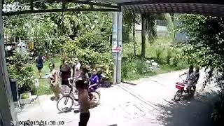 Xem Bị chó đuổi, 2 cô gái la hét rồi lao thẳng xe máy vào bụi cây