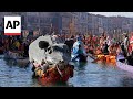 Venecia celebra carnaval con colorido desfile acuático