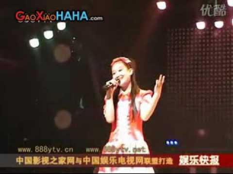 史上最無敵的假唱(連麥克風都拿反了)