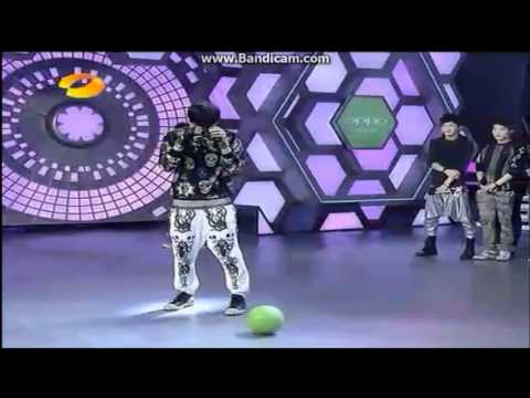 the way Xiumin Luhan Tao kick a ball.wmv
