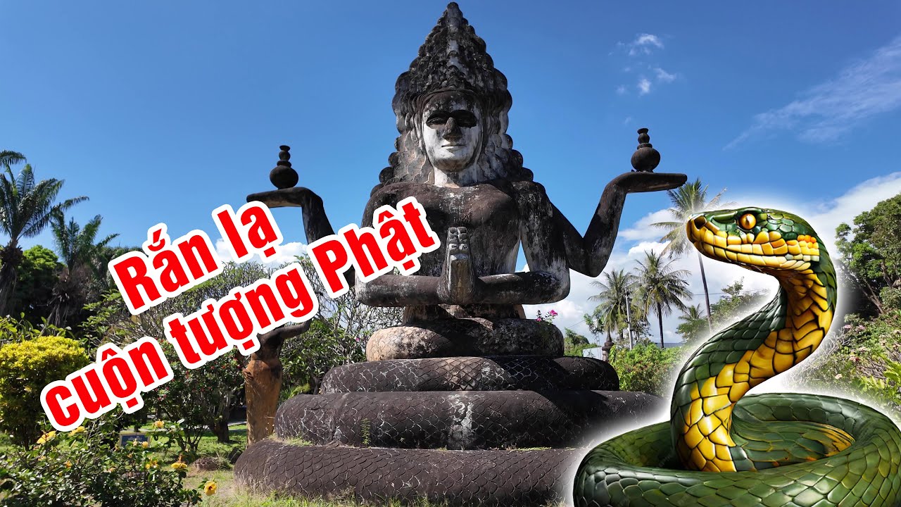 Giật mình phát hiện rắn xanh canh giữ tượng thần Rắn ở vườn Phật Viêng Chăn Lào