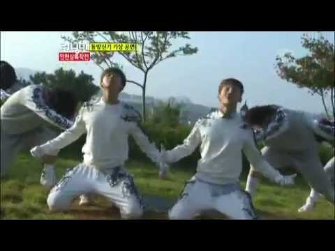 동방신기의 아침 기상 잔디밭 공연! @런닝맨 (Running Man) 20121014