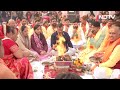 CM Arvind Kejriwal और उनकी पत्नी ने Delhi मंदिर में Sunderkand पाठ में भाग लिया  - 03:21 min - News - Video