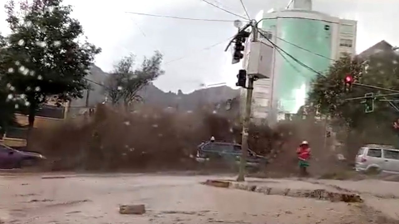 Scary footage! Powerful stream demolishes everything in its path to La Paz! Bolivia
