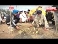 Farmers Protest: किसानों ने डिवाइडर पर कर डाली प्याज की खेती | ABP News  - 01:33 min - News - Video