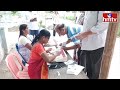 సలాం నీకు పోలీసన్నా | Police Help to Voters | Latest Polling Updates | hmtv  - 04:59 min - News - Video