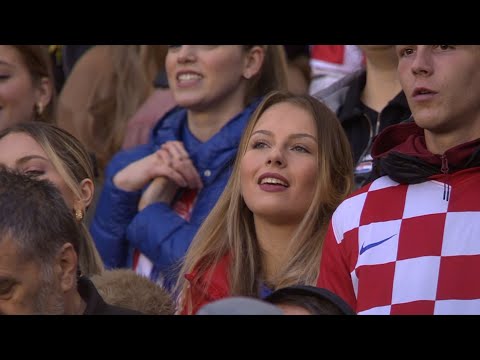 Хрватските навивачи едногласно ја пеат „Cesarica“ од Оливер Драгојевиќ на стадионот во Сплит