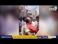 యూరియా అడిగారు అని  అరెస్ట్ చెయ్యడానికి వెళ్లిన పోలీసులు.. ఒక్కసారిగా తిరగబడ్డ రైతులు | Siddipeta  - 01:09 min - News - Video