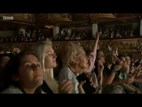 THE 1975 - Loving Someone live 2016