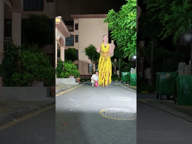 一群傻逼在看什么？What are a bunch of idiots looking a