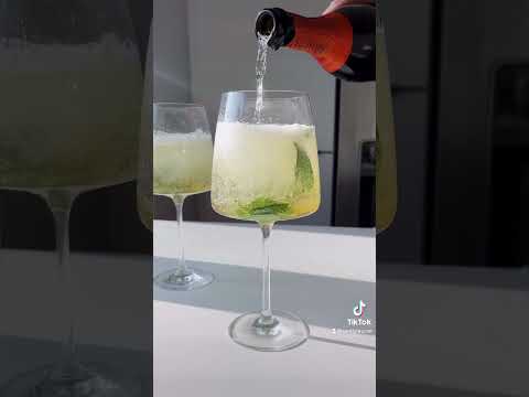 Hugo Spritz (Prosecco & St. Germain Spritz)