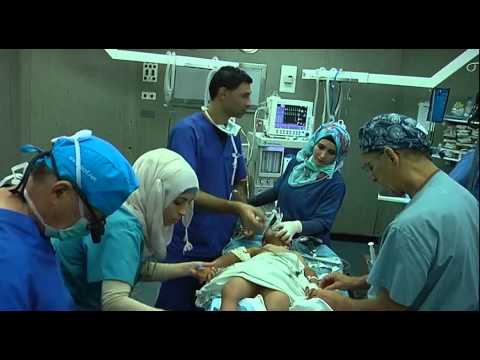 طاقم طبي أمريكي يجري 30 عملية جراحية في مشفى الخليل
