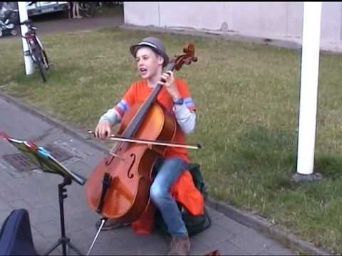 Tante aus Marokko, Straßenmusik mit Joscha (14) Cello und Gesang, Kieler Woche 2016