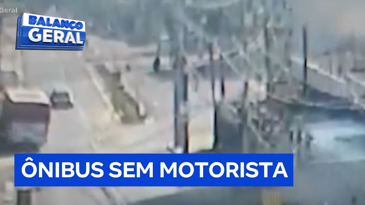 Ônibus desce rua desgovernado bate em casa lojas e destrói poste em SP