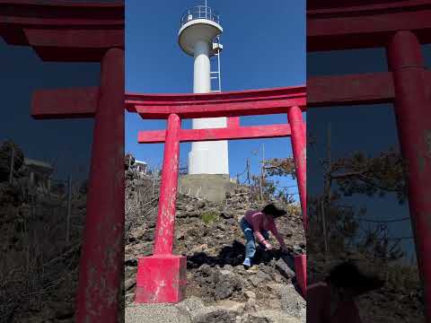 大荒れの日本海と能生港灯台