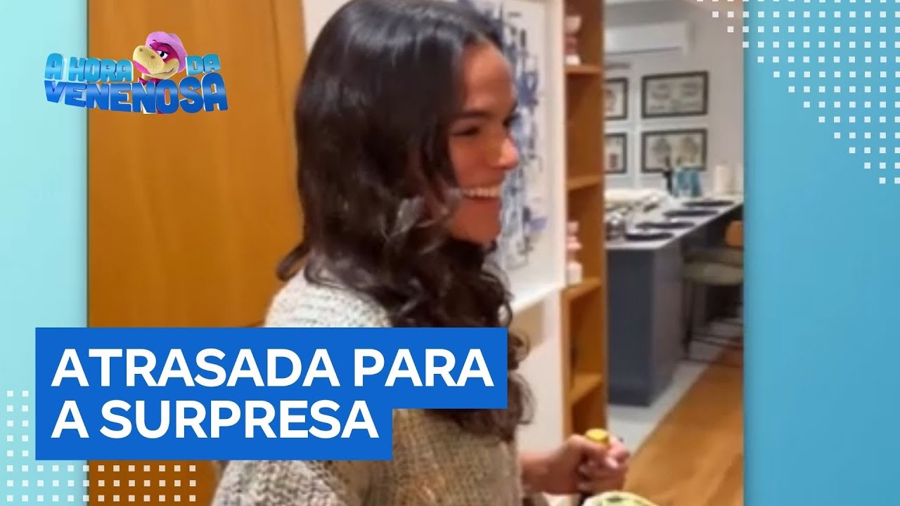 Bruna Marquezine chega atrasada na própria festa de aniversário e leva pegadinha