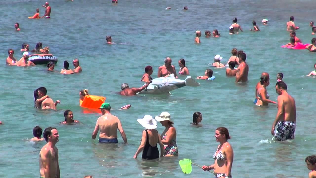 Gente bañandose en la playa de Levante de Benidorm - YouTube