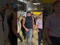Airport पर प्रशंसकों से घिर गए Bobby Deol - 00:59 min - News - Video