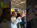 Airport पर प्रशंसकों से घिर गए Bobby Deol