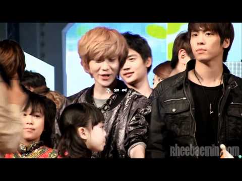-1202- Taemin 'flirting' with little girl fancam