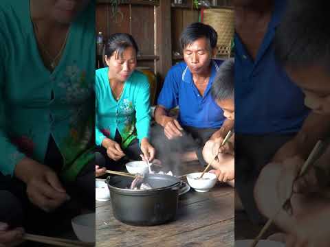 Gia đình nhỏ ăn cơm trên sàn gỗ hình ảnh làng quê việt nam