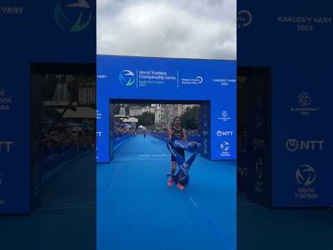 HENRY GRAF TAKES THE TAPE IN KARLOVY VARY 🥇🇩🇪 #Triathlon #WTCSKarlovyVary #shorts
