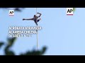 Acróbata atraviesa Alameda chilena desde lo alto  - 01:11 min - News - Video