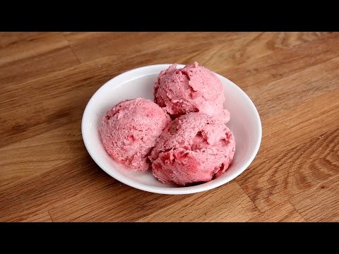 Healthy Strawberry Banana Frozen Yogurt
