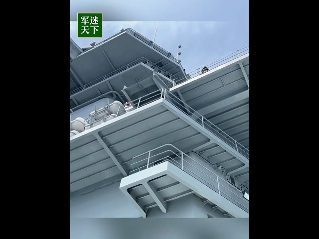 独家视角！超近距离看山东舰到底有多高 太震撼了！| 军迷天下