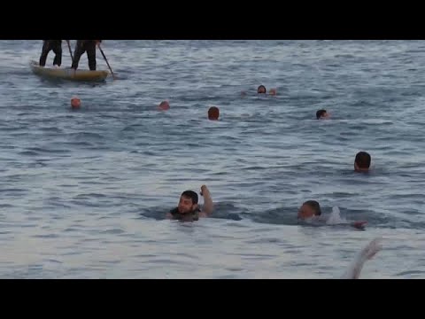 شاهد: فلسطينيون يسبحون بشواطئ غزة في درجات حرارة منخفضة