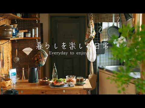 自分だけのコーヒータイムと花。夏の美味しいパンの朝食と一人暮らしの夏の休日。