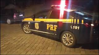 PRF prende condutor embriagado na BR 470, em Bento Gonçalves, e com roda dianteira do carro sem pneu