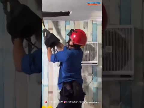 Petugas Damkar Evakuasi Biawak 2 Meter di Atap Rumah Warga #karawang #viral