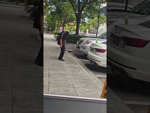 这是怎么了， #中国经济现状 站着就睡着了 #搞笑 #疫苗灾难 #人類迷惑行為