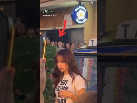 ลิซ่า ถูกฝูงชนมุง เจอตะโกนใส่จนเสียอาการ #<strong>blackpink</strong> #<strong>lisa</strong> #ลิซ่า