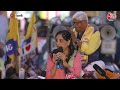 Sunita Kejriwal ने Mahabal Mishra के लिए मांगा वोट, रोड शो के दौरान क्यों रोने लगे AAP उम्मीदवार?  - 01:05 min - News - Video