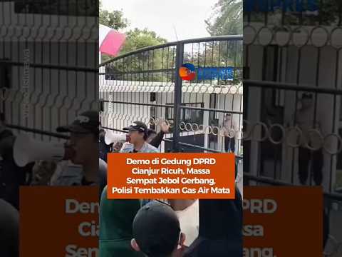 Demo di Gedung DPRD Cianjur Ricuh, Massa Sempat Jebol Gerbang #cianjur #demo #dprdcianjur #shorts