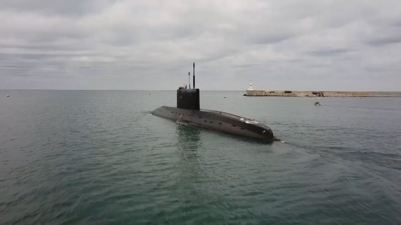 Песня «Усталая подлодка» в исполнении экипажа подводной лодки «Колпино»