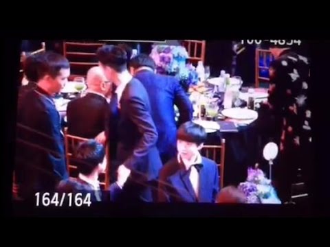 160909 Bazaar Charity Night - EXO Lay shake hands with TFBOYS Jackson!!! 张艺兴和易烊千玺两大舞担握手啦!