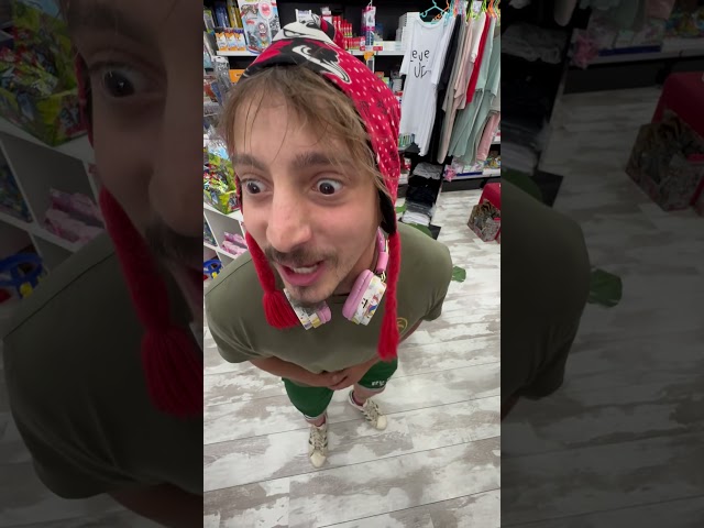 Doveva farla… ma ha tirato. E ora si ritrova bagnato e… #risate #manolo #manolofail #puff #biberon