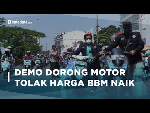 Aksi Dorong Motor Tolak Harga BBM Naik | Katadata Indonesia