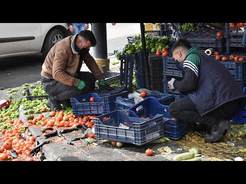 Pazarcılar İle Manav Tartıştı; Sebze ve Meyveler Yere Saçıldı