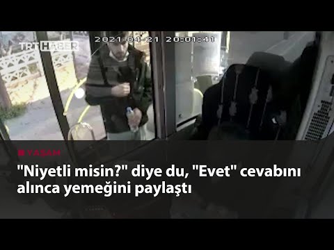 Otobüs şoförü iftarlığını yolcusuyla paylaştı
