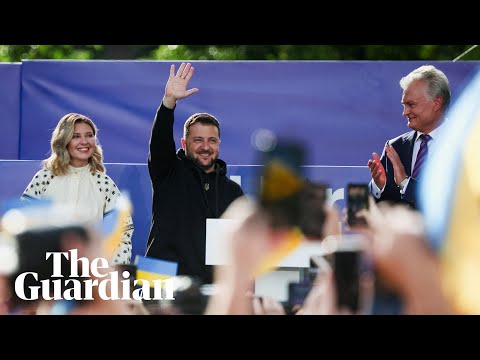 Zelenskiy receives enthusiastic welcome in Vilnius amid concerns about Nato bid
