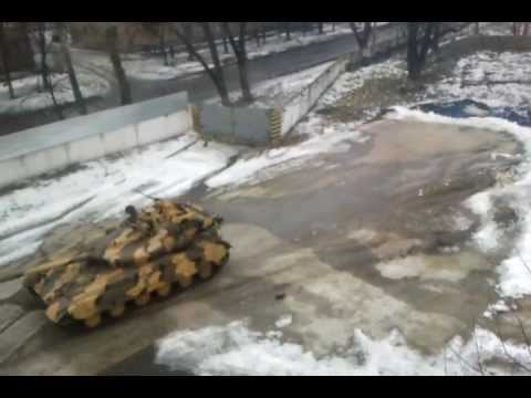 Jak się rozgrzewa rosyjskie czołgi? Porządnym driftem!